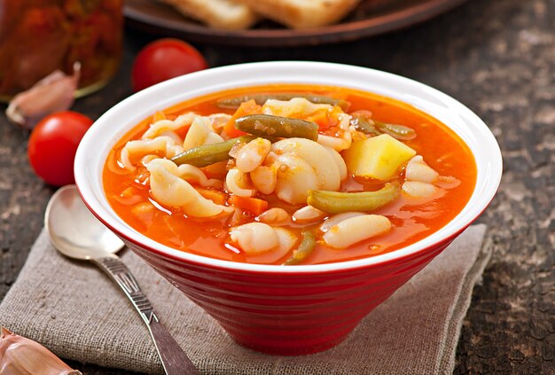 Minestrone, italiaanse groentesoep met pasta