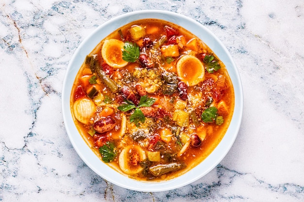 Минестроне, итальянский овощной суп с пастой и фасолью. Вид сверху