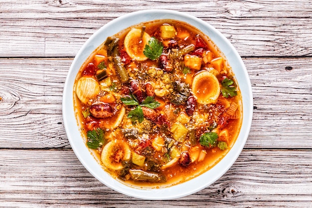 Минестроне, итальянский овощной суп с пастой и фасолью. Вид сверху