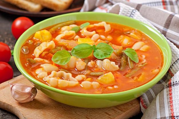 Minestrone, zuppa di verdure italiana con pasta