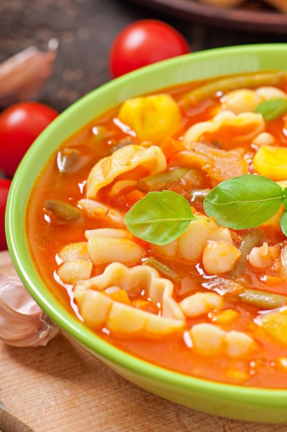 Minestrone, zuppa di verdure italiana con pasta