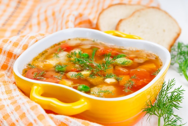 Minestrone met tomaat doperwtjes en peper