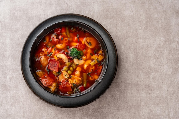 Minestronesoep is een dikke soep van Italiaanse oorsprong gemaakt met groenten en pasta