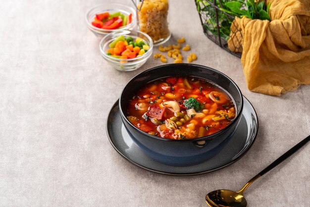 Minestronesoep is een dikke soep van italiaanse oorsprong gemaakt met groenten en pasta
