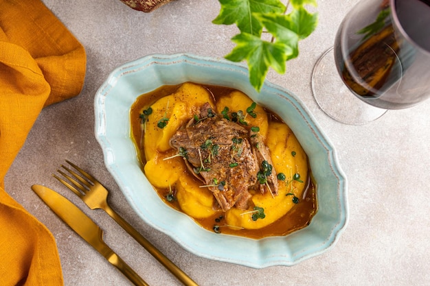 Minestronesoep met croutons Groenteroomsoep en houten ondergrond