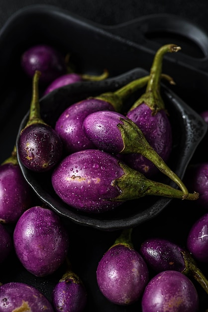 mini-aubergine op een zwarte achtergrond