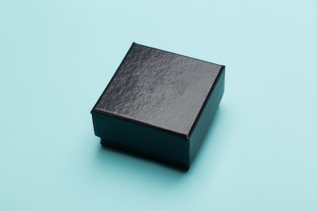 Mini black box product verpakking geïsoleerd op blauwe achtergrond