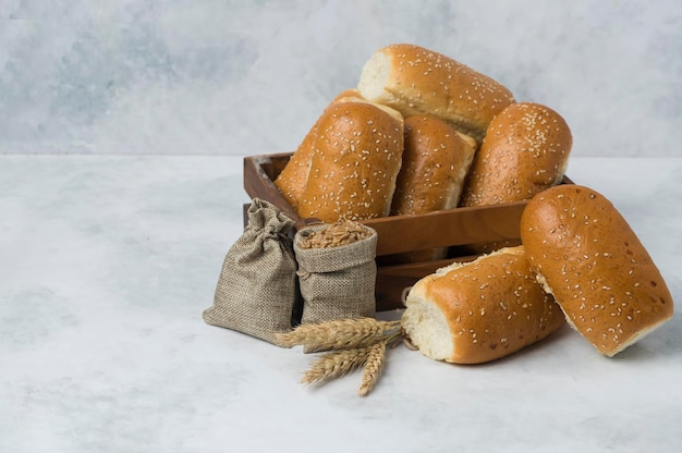 Mini colazione pane italiano in scatola di legno su sfondo bianco composizione