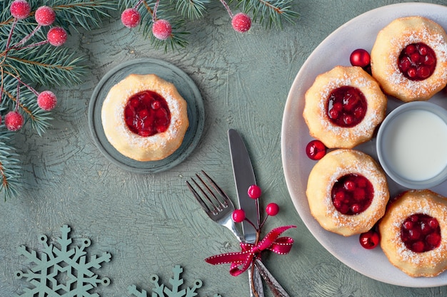 Mini bundt ringscakes met rode bosbessenjam op groen