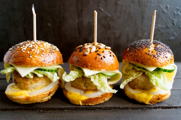 Mini hamburger con cotoletta di pollo.