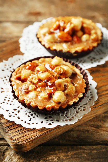 Foto mini torte con noci su fondo di legno