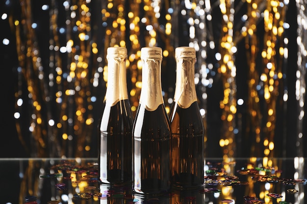 Mini champagne flessen op onscherpe ruimte, ruimte voor tekst