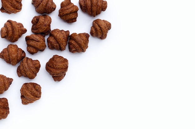 Mini chocolade croissant op witte achtergrond.