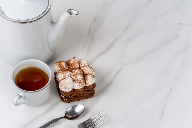 Mini chocoladetaart en kopje thee.