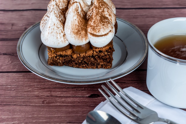 ミニチョコレートケーキと紅茶。