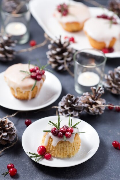 Мини рождественские кексы с сахарной глазурью, клюквой и розмарином