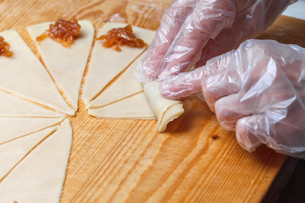 Mini-croissants koken in de keuken thuis