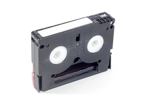 Mini Dv-cassette die op witte achtergrond wordt geïsoleerd