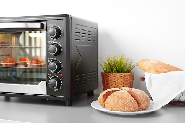 Mini-elektrische oven met gebakken koekjes erin