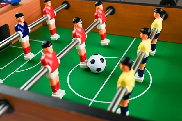 Mini calcio con giocatori e palla, primo piano. foto di alta qualità