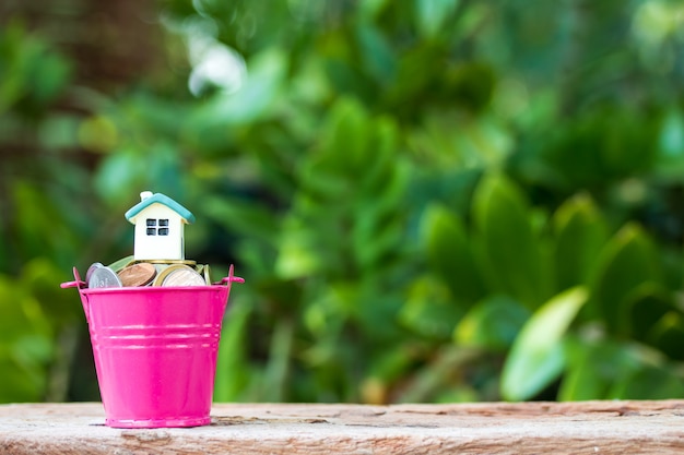 Mini huis op stapel munten. concept van vastgoedbeleggingen.