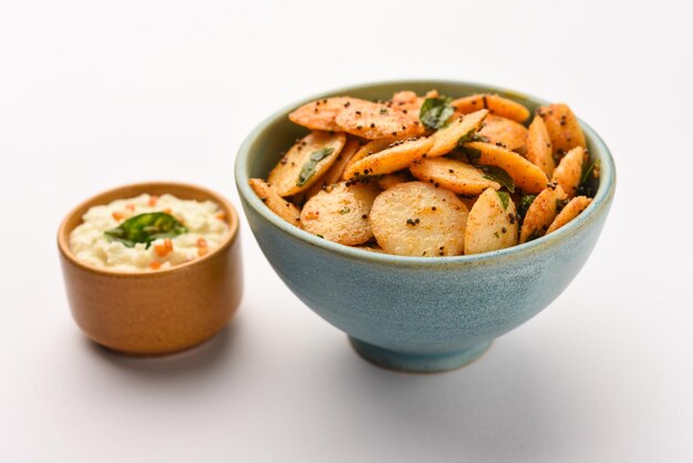 mini idli fry with coconut chutney