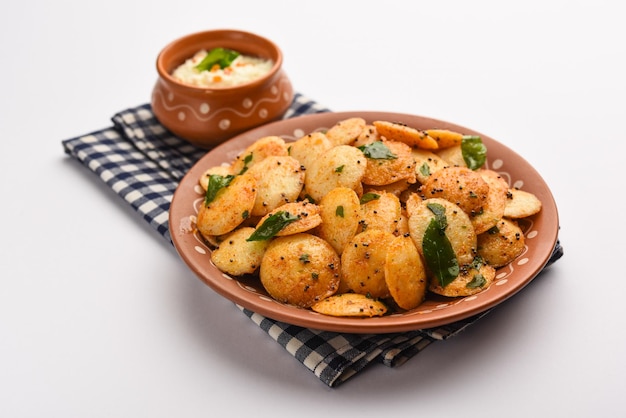 Mini idli fry with coconut chutney