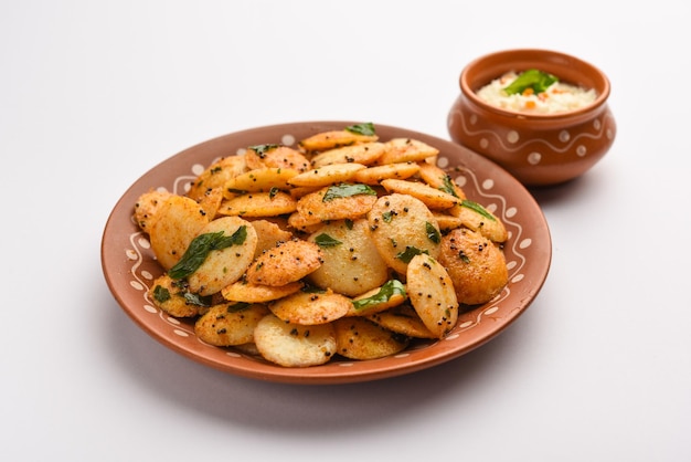 Mini idli fry with coconut chutney