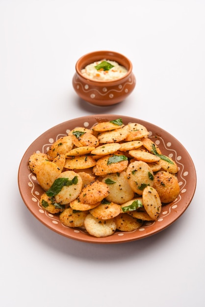 Mini idli fry with coconut chutney