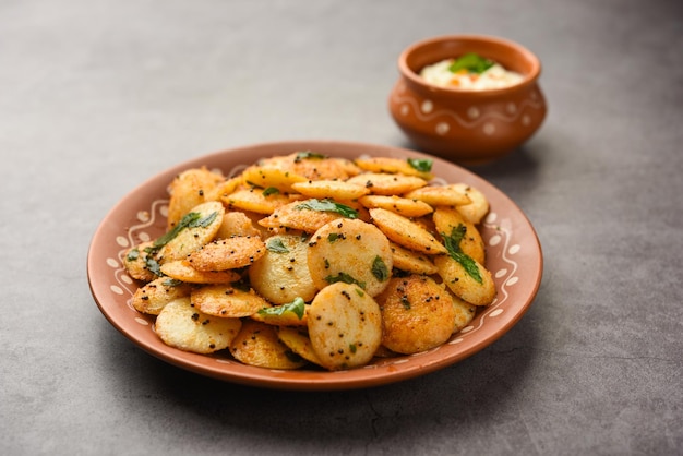 Mini idli fry with coconut chutney