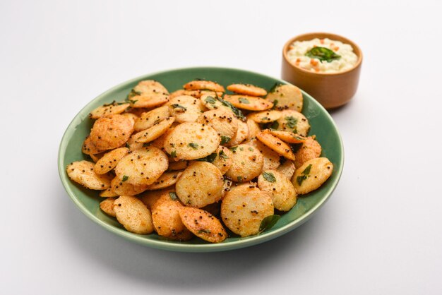 Mini idli fry with coconut chutney