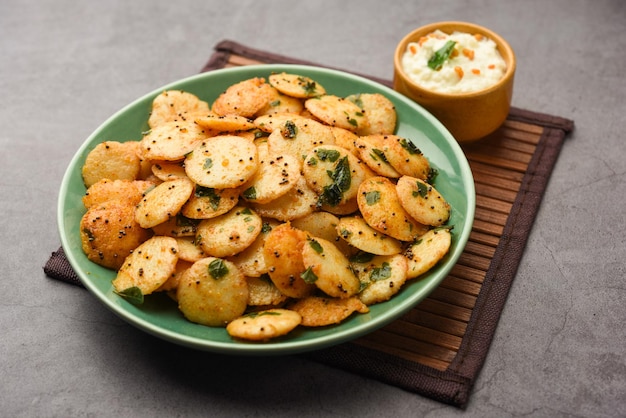 Mini frittura idli con chutney di cocco