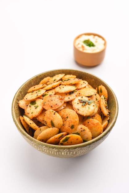 Mini idli fry with coconut chutney