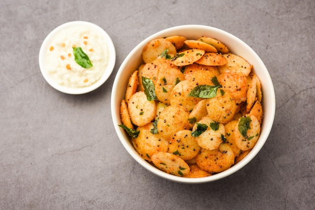 Mini idli fry with coconut chutney