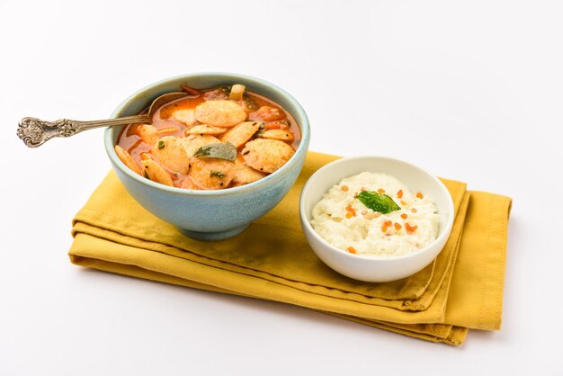 ミニ・イドリー (Sambar) ココナッツ・チャットニー (Coconut Chutney)
