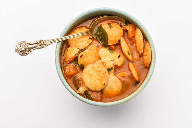 ミニ・イドリー (Sambar) ココナッツ・チャットニー (Coconut Chutney) 