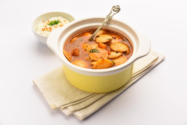 삼바와 코코넛 처트니가 포함된 미니 idli 또는 idlies 남부 인도식 조식