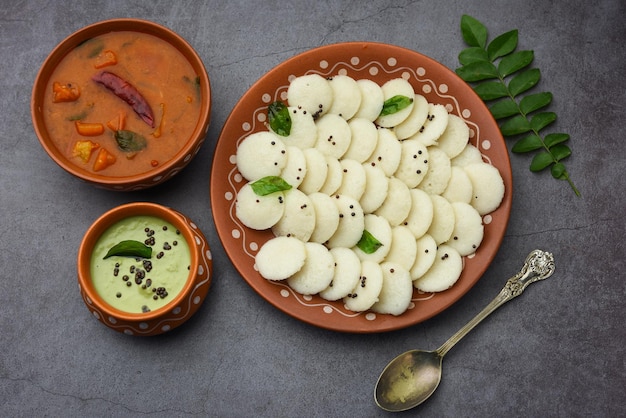 Mini idli is de kleinere versie van zachte en sponsachtige ronde gestoomde gewone rijst idli ook wel bekend als button en cocktail idly