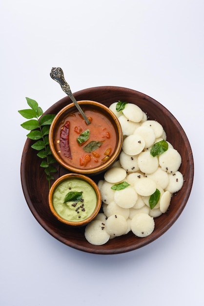 Foto il mini idli è la versione più piccola dell'idli di riso regolare al vapore morbido e spugnoso a forma rotonda, noto anche come bottone e cocktail idly