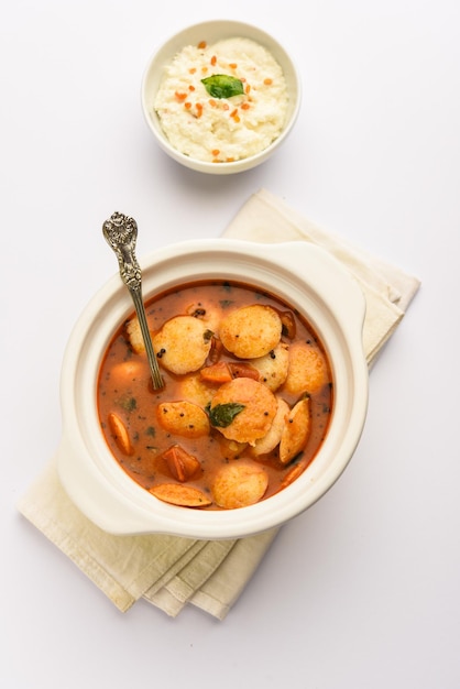 Mini idli of idlies met sambar en kokoschutney Zuid-Indiaas ontbijt