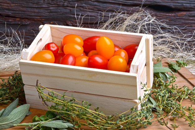 Mini Italiaanse tomaten in houten kist