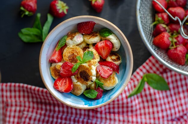 Mini kaaspannekoekjes met honing en aardbeien