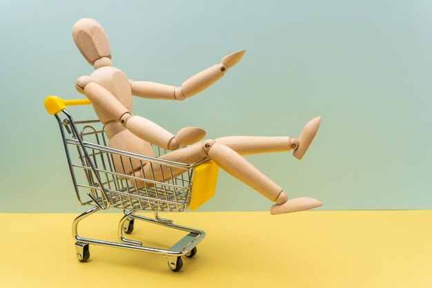 Mini-kar supermarkt met houten mannequin Concept van levering online winkelen Kopieer ruimte