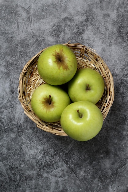 Foto mini mandje met vier groene appels