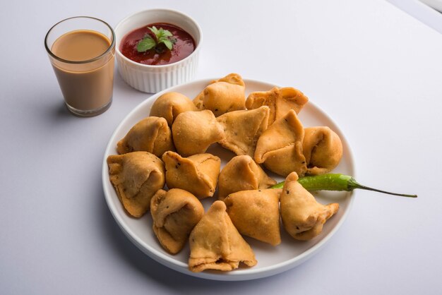 Mini of kleine samosa met saus en hete thee