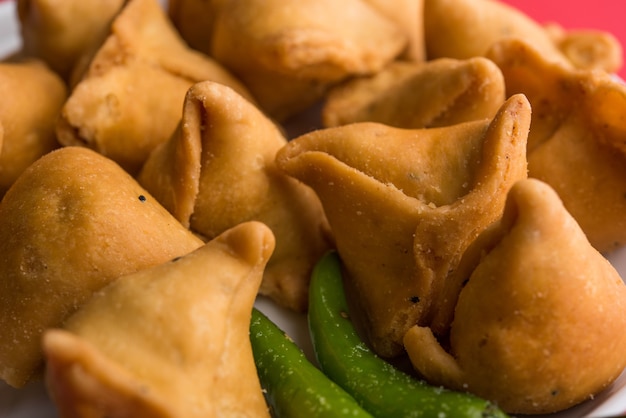 Mini of kleine samosa met saus en hete thee