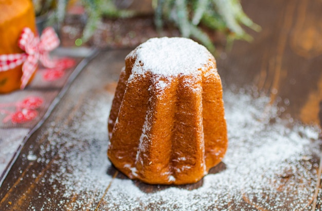 Mini pandoro, met kerstdecoratie,