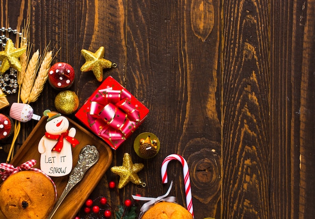 Photo mini panettone with fruits and christmas decoration