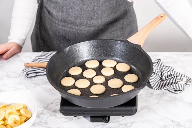 Mini pannenkoek ontbijtgranen bakken in een koekenpan met antiaanbaklaag.