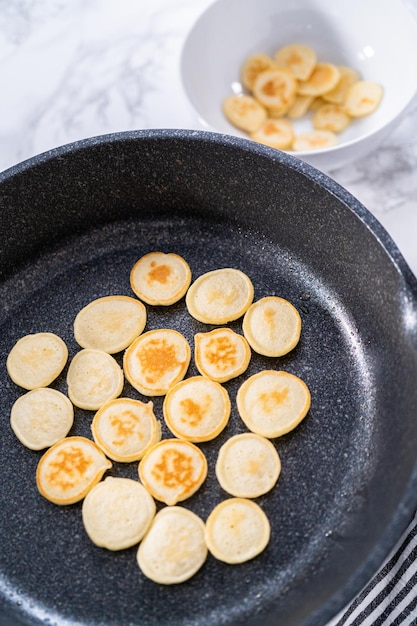 Mini pannenkoek ontbijtgranen bakken in een koekenpan met antiaanbaklaag.